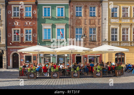Posener Altstadt, Blick auf den Menschen auf einer Straße Cafe auf dem Marktplatz (Stary Rynek) in Posen, Polen sitzen. Stockfoto