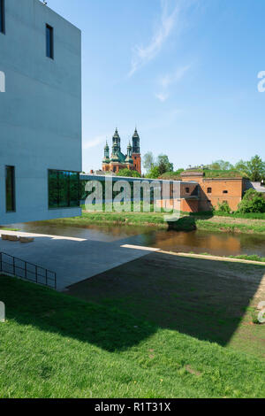Porta Posnania Poznan, Blick auf die Brücke zwischen der Porta Posnania interaktive Heritage Center auf die Dominsel (Ostrów Tumski), Poznan, Polen Stockfoto