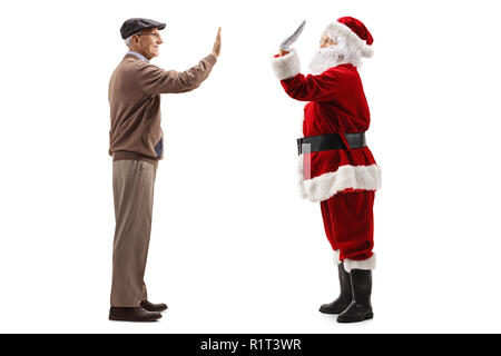 Volle Länge Profil Schuß eines älteren Mannes, high-fiving Santa Claus isoliert auf weißem Hintergrund Stockfoto