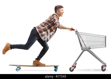 Volle Länge geschossen von einem jungen Kerl reiten ein Longboard und schieben einen leeren Warenkorb auf weißem Hintergrund Stockfoto