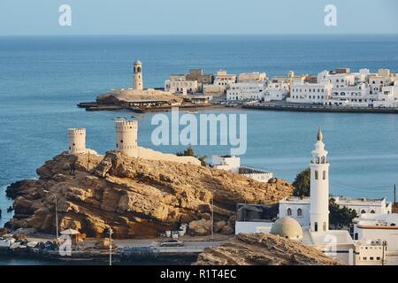 Leuchtturm, Wachtürmen und weißen Häusern der traditionellen Architektur der Altstadt Sur im Sultanat von Oman. Stockfoto