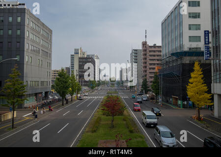 Blick auf die Straße in Sapporo, Japan. Blick nach Osten, Odori Street. Stockfoto