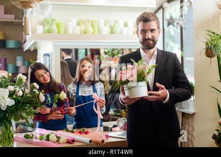 Mann hält ein Blumenkasten Stockfoto