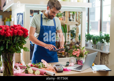 Florist zählen Kosten der Blumenstrauß Stockfoto