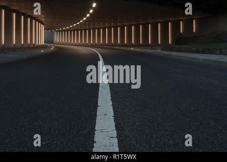 Gebogene lit Straßentunnel Stockfoto