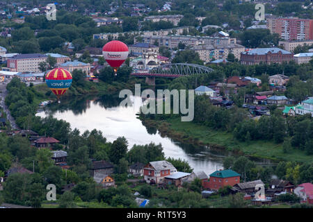 Kungurer, Ural/RUSSLAND - Juli 4, 2009: Air View (von Hot Air Balloon) Sylva River Bridge und zwei Luftballons, Kungurer, Sky Messe der Ural, kungurer. Stockfoto