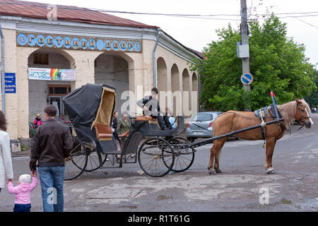 Kungurer, Ural/RUSSLAND - Juli 3, 2009: Kabine und Kutscher vor kungurer Gast Hof - Merchant Court Kungurer. Stockfoto