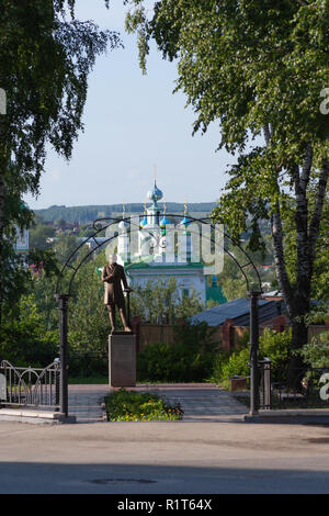 Kungurer, Ural/RUSSLAND - Juli 4, 2009: Heimatmuseum, Denkmal, ein Kaufmann und Bürger Gubkin EIN S, Spaso-Preobrazhenskaya Tempel auf dem hinterg Stockfoto
