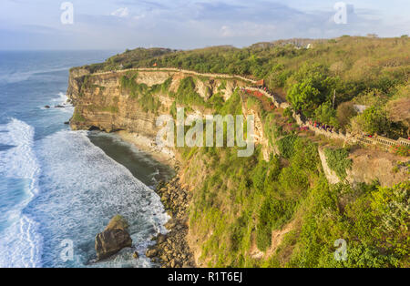 Einen herrlichen Blick über die Klippen von Ulu Watu Tempel auf Bali, Indonesien Stockfoto