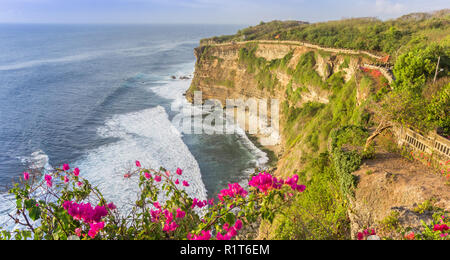 Panoramablick über die Klippen von Ulu Watu Tempel auf Bali, Indonesien Stockfoto