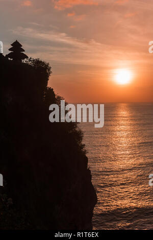 Sonnenuntergang am Lake Watu Tempel auf Bali, Indonesien Stockfoto