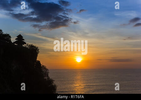 Schöne Farben der Sonnenuntergang am Lake Watu Tempel auf Bali, Indonesien Stockfoto