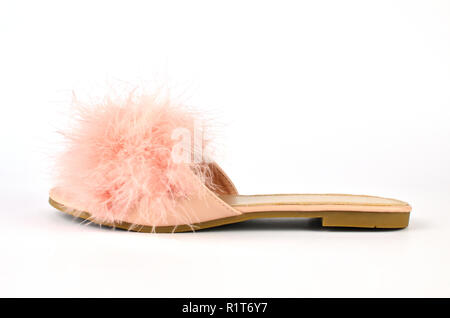 Flache rosa Feder Slipper auf weißem Hintergrund Stockfoto