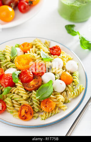 Gesunde Fusilli mit Pesto, gebratenen Tomaten, Mozzarella Stockfoto