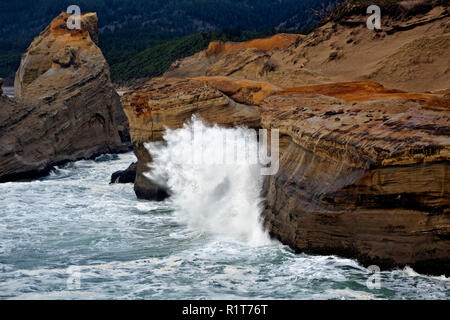 Oder 02378-00 ... OREGON - Wellen gegen bunten Sandsteinfelsen am stürmischen Tag am Kap Kiwanda State Park. Stockfoto