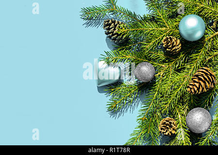 Weihnachten Rahmen aus Tannenzweigen, festliche Dekorationen auf Blau Holztisch. Weihnachten Hintergrund. Flach. Ansicht von oben mit der Kopie Raum Stockfoto