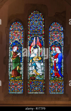 Glasfenster in Rotherwick Pfarrkirche aus dem 13. Jahrhundert, auf der Straße, in dem kleinen Dorf Rotherwick in Hampshire, Großbritannien Stockfoto