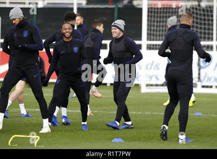 Der englische Raheem Sterling (Mitte links) und Wayne Rooney (Mitte) während des Trainings im St. George's Park, Burton. DRÜCKEN SIE VERBANDSFOTO. Bilddatum: Mittwoch, 14. November 2018. Siehe PA Story SOCCER England. Bildnachweis sollte lauten: Martin Rickett/PA Wire. Stockfoto