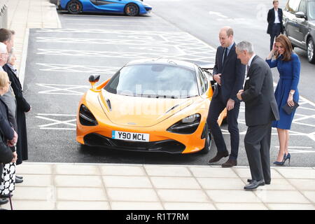 Der Herzog und die Herzogin von Cambridge am McLaren Composites Technology Center in Rotherham. Stockfoto