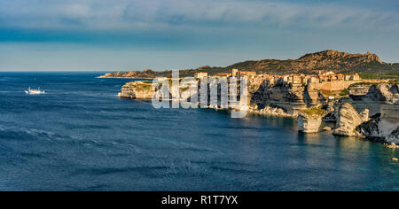 Ville Haute (Oberstadt) von Bonifacio auf Falaises, Kalksteinfelsen über die Straße von Bonifacio, Fähre nach Sardinien, Korsika, Frankreich Stockfoto