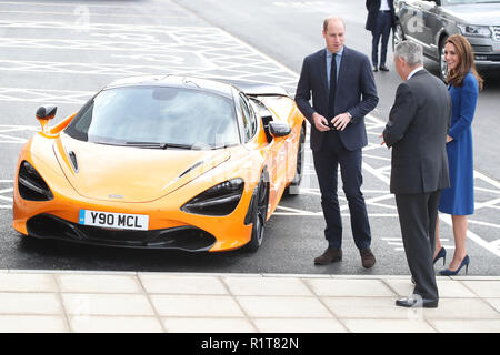 Der Herzog und die Herzogin von Cambridge am McLaren Composites Technology Center in Rotherham. Stockfoto