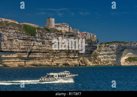 Citadelle auf Kalkfelsen, vom Meer aus gesehen, König von Aragon Schritte auf Links, Links, Boot, in Bonifacio, Corse-du-Sud, Korsika, Frankreich Stockfoto