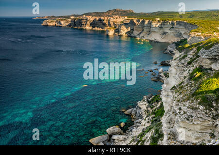 Ville Haute (Oberstadt) von Bonifacio auf Falaises, Kalksteinfelsen über die Straße von Bonifacio, Corse-du-Sud, Korsika, Frankreich Stockfoto