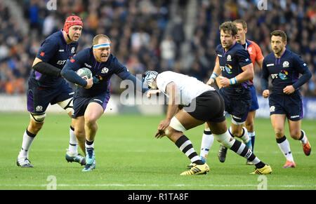 Der schottische Willem Nel (links) übergibt Fidschi-Tevita Cavubati während des Autumn International-Spiels im BT Murrayfield Stadium, Edinburgh. DRÜCKEN SIE VERBANDSFOTO. Bilddatum: Samstag, 10. November 2018. Siehe PA Story RUGBYU Scotland. Bildnachweis sollte lauten: Ian Rutherford/PA Wire. Stockfoto