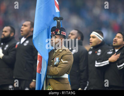 Der schottische Soldat hält die fidschianische Flagge während der Nationalhymnen während des Autumn International Spiels im BT Murrayfield Stadium, Edinburgh. DRÜCKEN SIE VERBANDSFOTO. Bilddatum: Samstag, 10. November 2018. Siehe PA Story RUGBYU Scotland. Bildnachweis sollte lauten: Ian Rutherford/PA Wire. Stockfoto