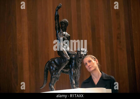 Eine der Rothschild-Bronzen, die Michelangelo modelliert hat, wird während einer Pressekonferenz an der Royal Academy in London für die erste Publikation betrachtet, die Michelangelos Arbeit als Bildhauer in Bronze beweist. Stockfoto