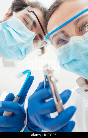 Lustige Zahnärzte mit ihren Tools aus der Sicht etwas gefährlich Stockfoto