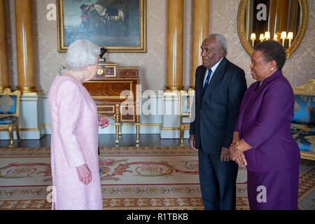 Generalgouverneur der Salomonen, Frank Kabui, begleitet von Frau Kabui, stellt seinen Anmeldeinformationen für Königin Elizabeth II. während einer Privataudienz am Buckingham Palace, London. Stockfoto