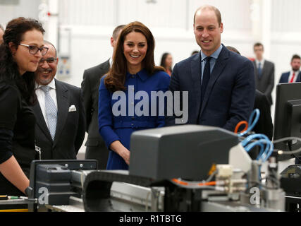 Der Herzog und die Herzogin von Cambridge bei einem Besuch der McLaren Composites Technology Center in Rotherham. Stockfoto