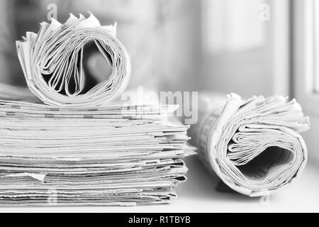 Stapel von frischen Morgen Zeitung auf dem Tisch im Büro. Neueste Finanz- und Wirtschaftsnachrichten in der Tageszeitung. Seiten mit Informationen Schlagzeilen, Artikel Stockfoto