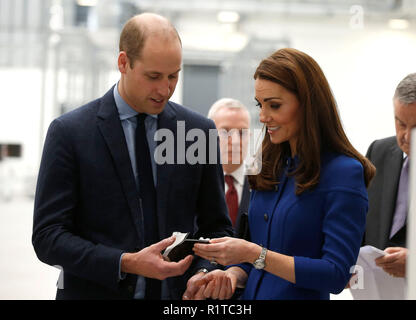 Der Herzog und die Herzogin von Cambridge bei einem Besuch der McLaren Composites Technology Center in Rotherham. Stockfoto