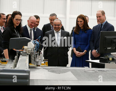 Der Herzog und die Herzogin von Cambridge bei einem Besuch der McLaren Composites Technology Center in Rotherham. Stockfoto