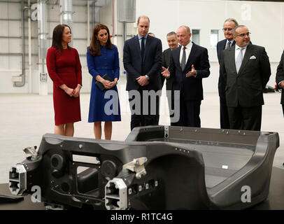 Der Herzog und die Herzogin von Cambridge bei einem Besuch der McLaren Composites Technology Center in Rotherham. Stockfoto