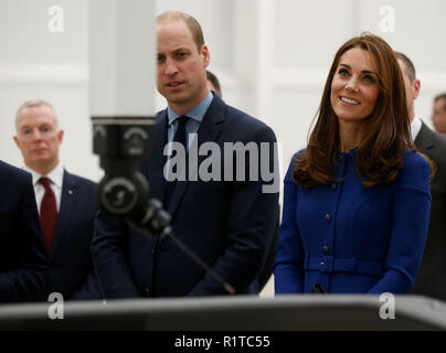 Der Herzog und die Herzogin von Cambridge bei einem Besuch der McLaren Composites Technology Center in Rotherham. Stockfoto