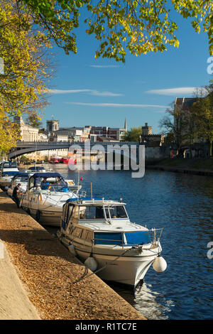 Vergnügen Boote entlang des Flusses Ouse und asunlit Blätter im Herbst im Oktober 2018 Stockfoto