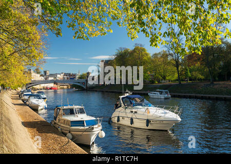 Vergnügen Boote entlang des Flusses Ouse und asunlit Blätter im Herbst im Oktober 2018 Stockfoto
