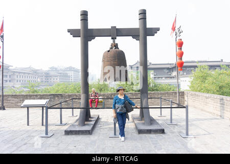 Antike Glocke am Changle Gate (Tor) an der Xian Stadtmauer Stockfoto