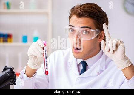 Junge schöne Lab Assistant Prüfung Blutproben im Krankenhaus Stockfoto