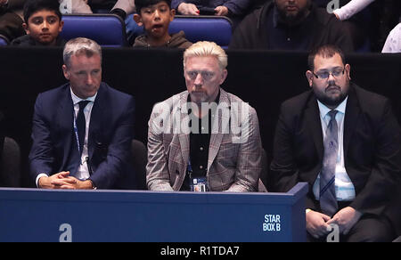 Der ehemalige Tennisprofi Boris Becker (Mitte) Uhren am Tag vier der Nitto ATP-Finale in der O2 Arena in London. Stockfoto