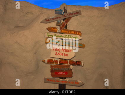 Orlando, Florida. September 09, 2018 Wegweiser mit mehreren Richtungen und Städte auf Rock Hintergrund in Seaworld Theme Park. Stockfoto