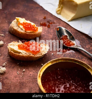 Lachs roter Kaviar in Zinn und Sandwiches Stockfoto