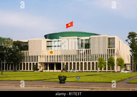 Vietnamesische Flagge auf neuen 21. Jahrhundert moderne Nationale Montage Haus Parlamentsgebäude. Hanoi, Vietnam, Asien Stockfoto