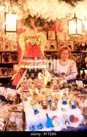 Frau in Weihnachten Dekoration Abschaltdruck Stockfoto