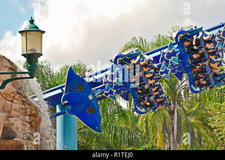 Orlando, Florida. September 29, 2018. Verrückte Leute genießen Manta Achterbahn in Seaworld Theme Park. Stockfoto