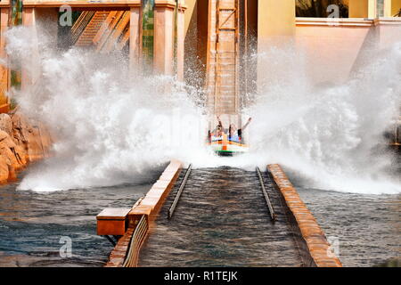 Orlando, Florida. September 29, 2018. Aufgeregte Leute genießen Wasser Splash Attraktion auf Reise nach Atlantis in Seaworld Theme Park. Stockfoto