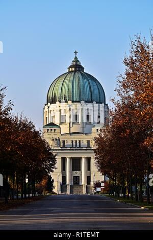 Kirche in der Zentralfriedhof in Wien, Österreich an einem Herbsttag Stockfoto